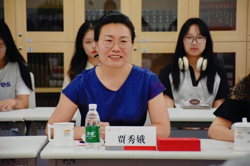 澳门新葡平台网址8883教育基金会副秘书长贾秀娥发言